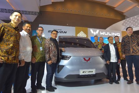 2182a7020cf84e59206376143179bebc-Wuling_EV_Van_01_1
